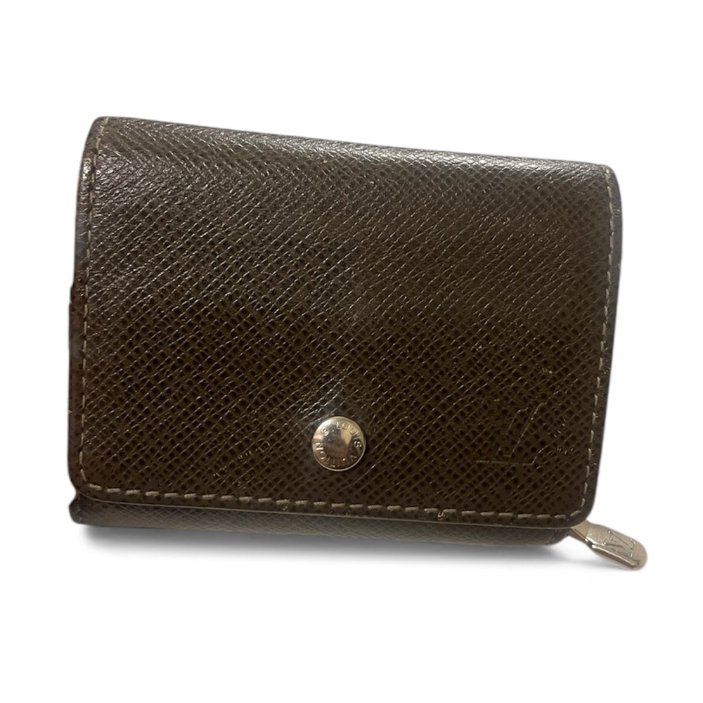 The Louis Vuitton Taiga Portemonnaie Sergei Coin Case M32568